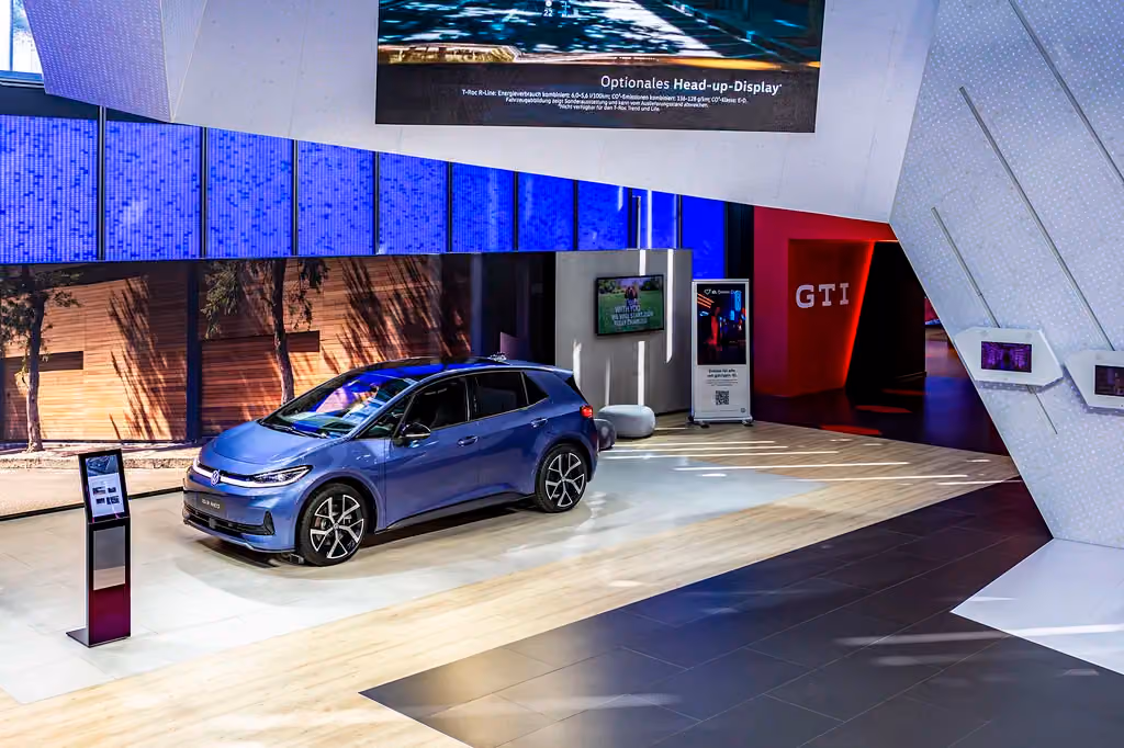 Elektroauto Volkswagen ID.3 auf Präsentation 2023 im GTI-Ausstellungsbereich einer Automesse.