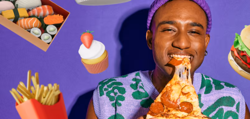 Junger Mann isst genüsslich eine Pizza vor lila Hintergrund mit Food-Illustrationen, 2024.