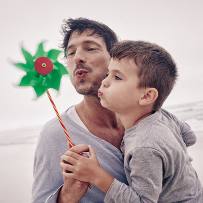 Vater und Sohn am Strand