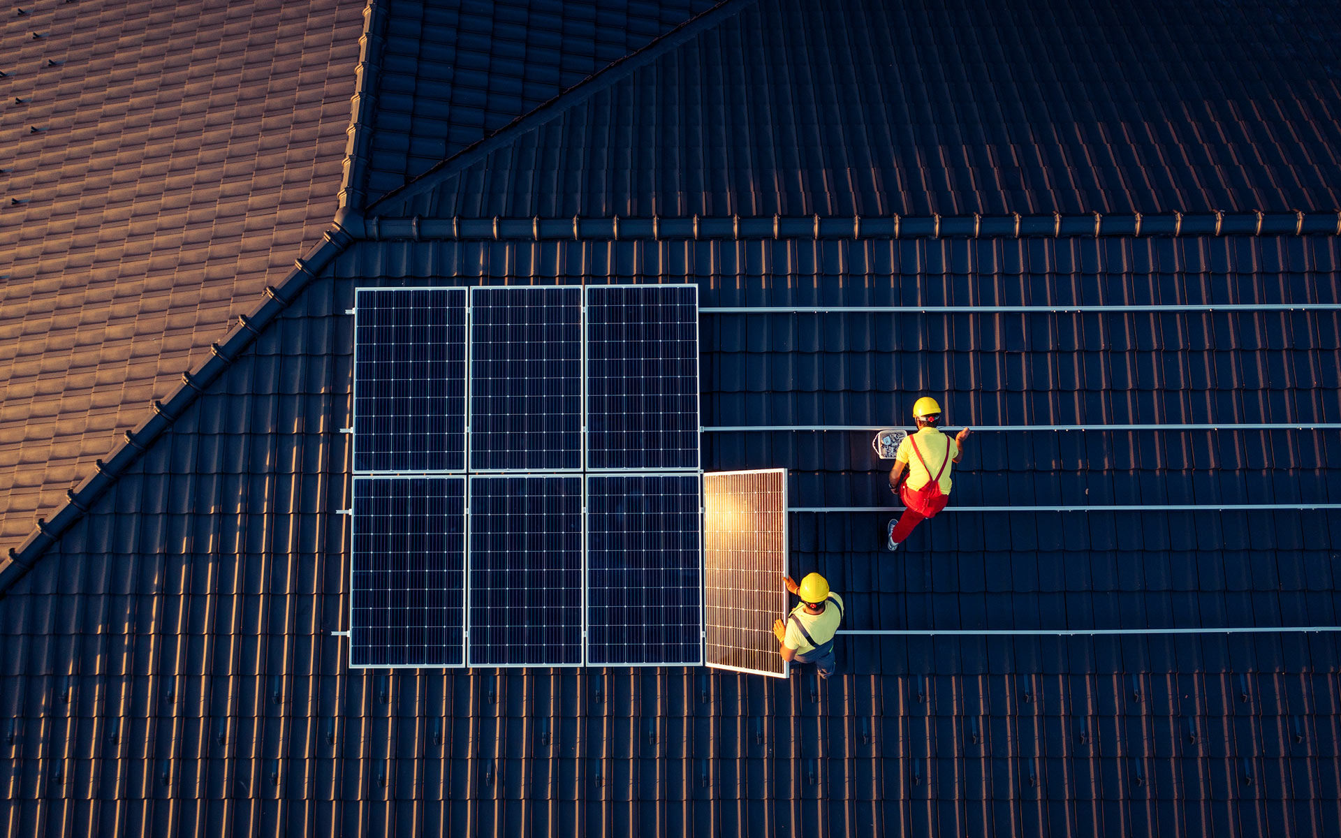 Fachkräfte bei der Montage von Solarmodulen