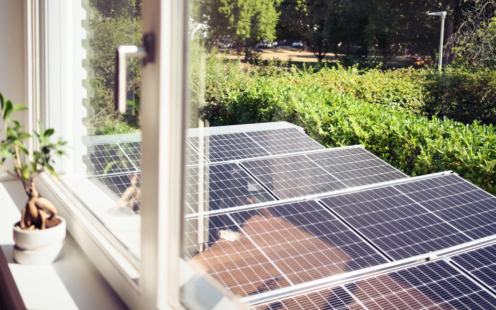 Solarmodule neben einem Haus