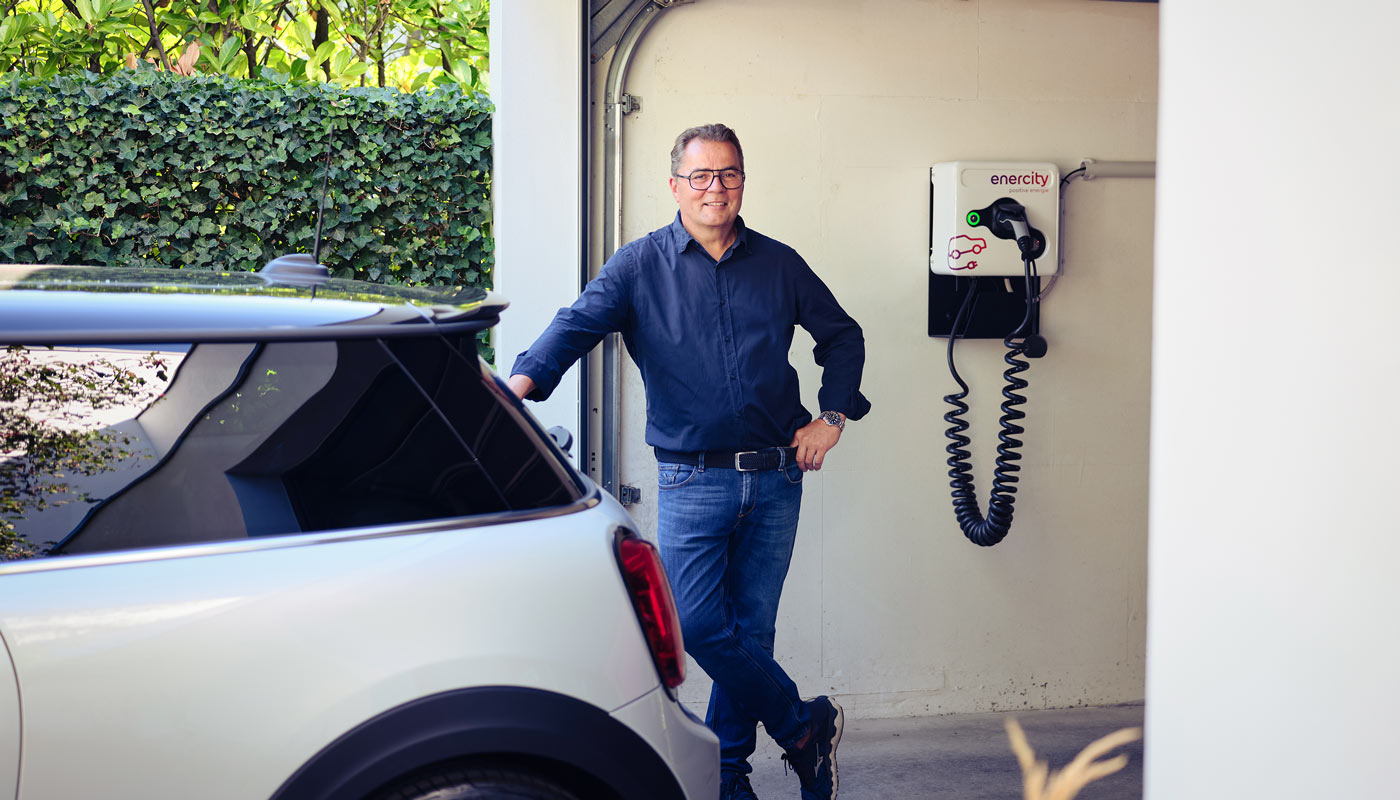 Stefan Kirste lädt sein E-Auto