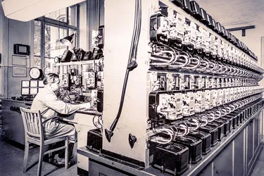 Die Abbildung von 197 zeigt die Abteilung Messwesen mit Stromzählern im elektrischen Prüfamt. 