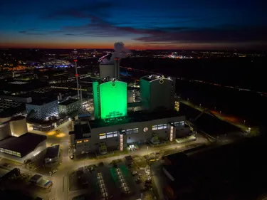 Nächtliches Luftbild vom Gemeinschaftskraftwerk Hannover Stöcken. Der Block 1 ist grün illuminiert. 