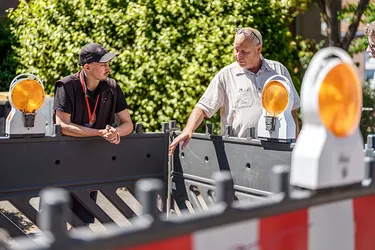 enercity-Mitarbeiter Thomas Heidrich und sein DUO-Partner Patrick Lampe im Einsatz an einer enercity-Baustelle.  