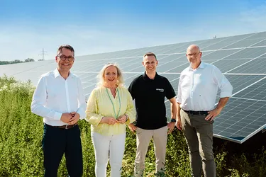 enercity-Vorstand Prof. Dr. Marc Hansmann, Heike Koehler (Ortsbürgermeisterin Ahlten), Daniel Müller (Geschäftsführer enercity Erneuerbare) und Frank Prüße (Bürgermeister Lehrte) vor einer der Freiflächen-PV-Anlagen im Energiepark Lehrte-Ahlten.