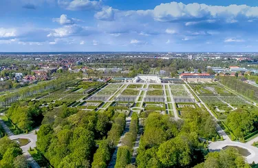 Luftbildaufnahme des Stadtteils Herrenhausen mit den Herrenhäuser Gärten