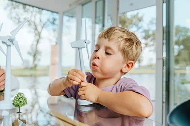 Junge Familie mit zwei Kindern im Wald.