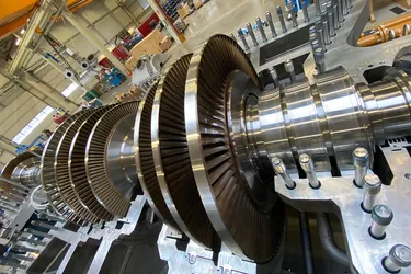 Rotor der Dampfturbine des Biomasse-Heizkraftwerks Hannover-Stöcken, eingelegt in die untere Gehäusehälfte der Dampfturbine.