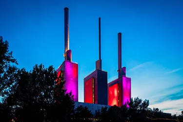Nachtaufnahme des Heizkraftwerks Linden mit den beleuchteten Kraftwerkestürmen.
