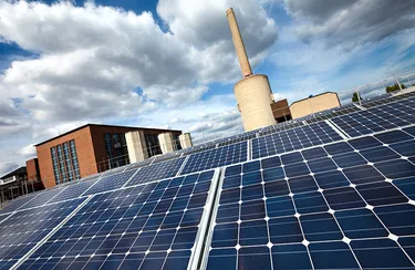 Blick auf Solarmodule auf einem Dach am Kraftwerk Hannover Herrenhausen. 