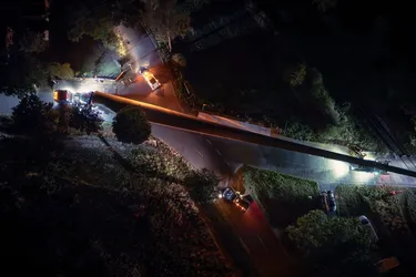 Nächtliche Anlieferung eines Rotorblatts für den Windpark Esperke.