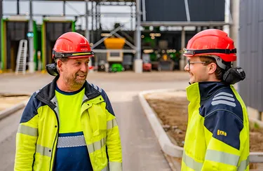 Zwei Instandhaltungsmonteure von enercity auf dem Gelände des neuen Biomasse-Heizkraftwerks in Hannover-Stöcken.