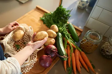 Ein Einkaufsnetz mit frischem Gemüse.  