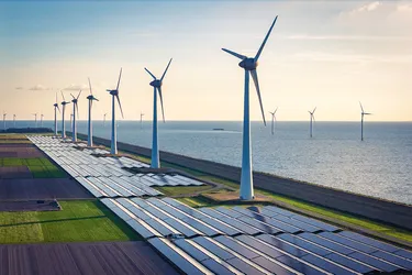 Solarparks sowie Windräder auf dem Land und im Meer.