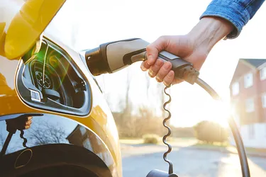 Ein Elektroauto wird betankt.