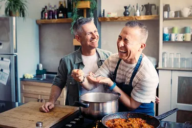 Ein Pärchen kocht gemeinsam in der Küche.   