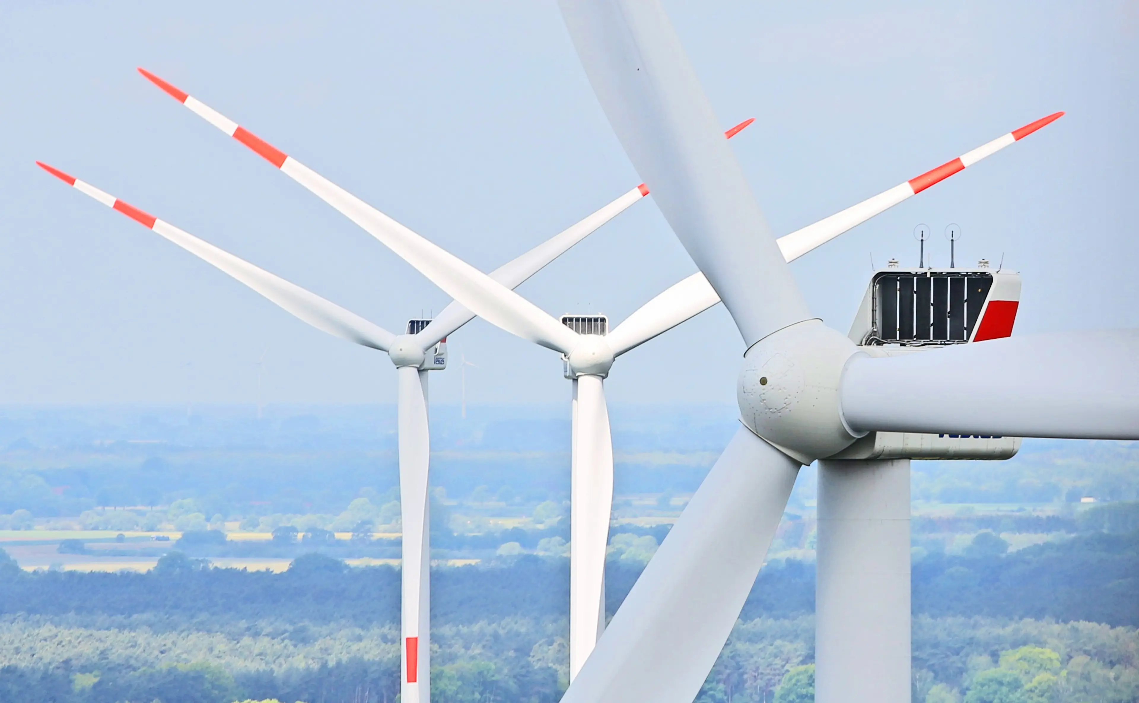 Turbinen der Windenergieanlagen in Groß Eilstorf aus der Luft