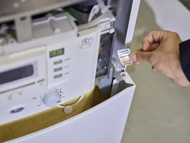 Aufkleber Gasgerät angepasst wird angebracht