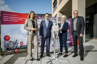 Präsentieren die Antenne für den Smarten Campus: Dr. Susanna Zapreva, Vorstandsvorsitzende enercity AG; Prof. Dr. Volker Epping, Präsident Leibniz Universität Hannover; Prof. Prof. h.c. Dr.-Ing. Birgit Glasmacher, M.Sc. Leiterin des Instituts für Mehrphasenprozesse (IMP); Ulf-Birger Franz, Regionsrat und Dezernent Wirtschaft, Verkehr und Bildung der Region Hannover