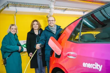 Christine Rettig (stv. Geschäftsführerin im ADAC Niedersachsen/Sachsen-Anhalt), enercity-CEO Dr. Susanna Zapreva und hanova-Geschäftsführer Karsten Klaus präsentieren die neuen Ladestationen in der Raschplatz-Tiefgarage