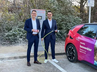 enercity-Vorstand Prof. Dr. Marc Hansmann und Ronnenbergs Bürgermeister Marlo Kratzke präsentieren die zehnte Ladestation am Weetzener Kirchweg 