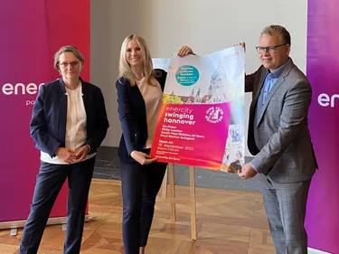 Hannovers Kulturdezernentin Konstanze Beckedorf, Jazzclub-Vorsitzende Dr. Vanessa Erstmann und Rainer Raddau, enercity-Bereichsleiter Vertrieb und Marketing, stellen das neue Programm vor 