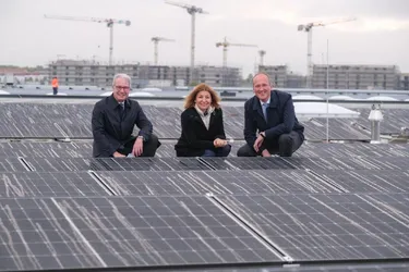 Verdion-Geschäftsführer André Banschus, enercity-CEO Dr. Susanna Zapreva und Volker Alt, Vorstandsvorsitzender der Sparkasse Hannover, auf dem PV-Dach der neuen Verdion-Halle