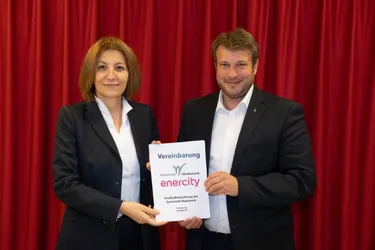 enercity-CEO Dr. Susanna Zapreva und Bürgermeister Helge Zychlinski unterzeichneten den Vertrag für smarte Straßenbeleuchtung