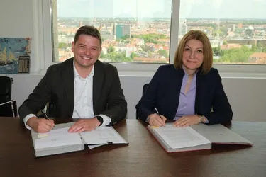 Jan-Philipp Hotze, Gründer und CEO ökoloco, und enercity-CEO Dr. Susanna Zapreva bei der Vertragsunterzeichnung