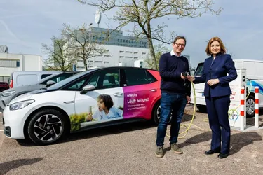 Der Geschäftsführer der Bayer Bitterfeld GmbH, Dr. Frank Wilgmann, und enercity-CEO Dr. Susanna Zapreva präsentieren die neuen enercity-Ladestationen bei Bayer Bitterfeld