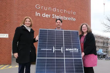 enercity-CEO Dr. Susanna Zapreva, Schuldirektor Thomas Müller und Anja Ritschel, enercity-Aufsichtsratsvorsitzende und Wirtschafts- und Umweltdezernentin der Landeshauptstadt Hannover