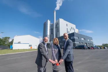 Dr. Manfred Schüle, Geschäftsführer der enercity contracting, enercity-Vorstandsvorsitzende Dr. Susanna Zapreva und Hannovers Oberbürgermeister Belit Onay bei der offiziellen Eröffnung der neuen Klärschlammverwertungsanlage in Hannover-Lahe