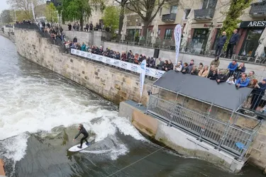 Erster Surfer auf der enercity Leinewelle