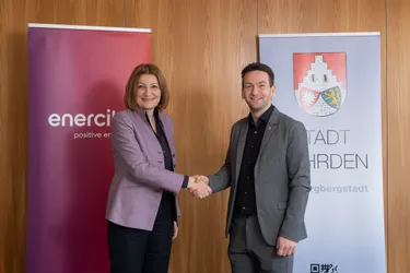 Dr. Susanna Zapreva (Vorstandsvorsitzende enercity) und Malte Losert (Bürgermeister Stadt Gehrden) unterzeichneten die Kooperationsvereinbarung .