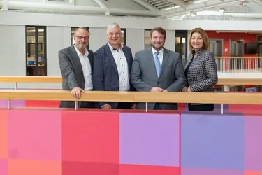 Foto (v.l.n.r.): enercity-Vorstand Dirk Schulte, Mirko Heuer (Bürgermeister von Langenhagen), Helge Zychlinski (Bürgermeister der Gemeinde Wedemark) und enercity-CEO Dr. Susanna Zapreva (Foto: Tim Schaarschmidt/enercity)