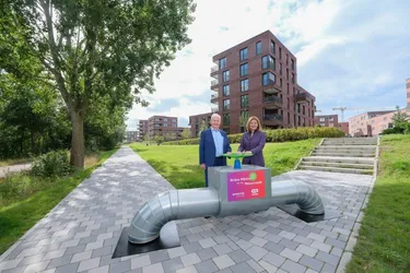 GP-Unternehmenschef Günter Papenburg und enercity-CEO Dr. Susanna Zapreva stellen das Wärmeprojekt und den Baufortschritt in der Wasserstadt vor