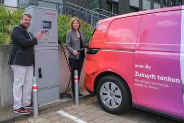Helge Zychlinski, Bürgermeister der Gemeinde Wedemark, und enercity-CEO Dr. Susanna Zapreva präsentieren die neue Ladesäule vor dem Rathaus