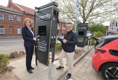 enercity-CEO Dr. Susanna Zapreva und Jens-Michael Emmelmann präsentieren eine der Schnellladesäulen im neuen Ladepark am Einkaufsmarkt Klein-Buchholz