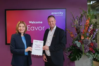 enercity-Vorstandsvorsitzende Dr. Susanna Zapreva und Eavor-Geschäftsführer Daniel Mölk unterzeichnen den Wärmelieferungsvertrag für Hannover