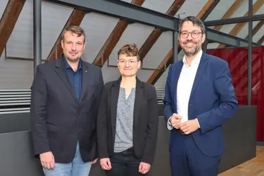 Bürgermeister Helge Zychlinski (v.l.), Dr. Marina Reus, Klimaschutzmanagerin der Wedemark und Prof. Dr. Marc Hansmann, Vorstandsmitglied enercity