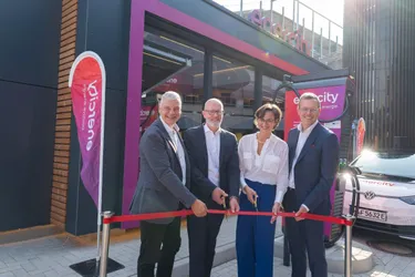Pressefoto: Feierliche Eröffnung - von links: Mirko Heuer (Bürgermeister Stadt Langenhagen), Maik Blötz (Geschäftsführer Flughafen),  Aurélie Alemany (Vorstandsvorsitzende enercity), Martin Roll (Geschäftsführer Flughafen Hannover) (Foto: Tim Schaarschmidt/enercity)