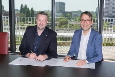 Bürgermeister Florian Gahre (links) und enercity-Vorstand Dr. Marc Hansmann (rechts) unterzeichnen den Vertrag zum Ausbau der Ladeinfrastruktur in Uetze