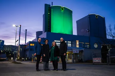 Niedersachsens Energie- und Umweltminister Christian Meyer, enercity-CEO Aurélie Alemany, enercity-Aufsichtsratsvorsitzende und Hannovers Dezernentin für Wirtschaft und Umwelt Anja Ritschel sowie Hannovers Oberbürgermeister Belit Onay vor dem grün illuminierten Block I  (Credits: Philipp Sonnack/enercity)