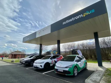Ladestation der autostrom plus GmbH mit drei E-Autos