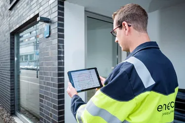 enercity-Techniiker kontrolliert auf Tablett Fernwärmeverbrauchsdaten
