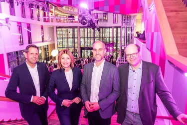 Olaf Lies, Dr. Susanna Zapreva, Belit Onay und Christian Meyer im Atrium der neuen Konzernzentrale.