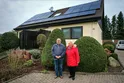 Familie Härtel steht vor ihrem Haus mit einer Solaranlage von enercity