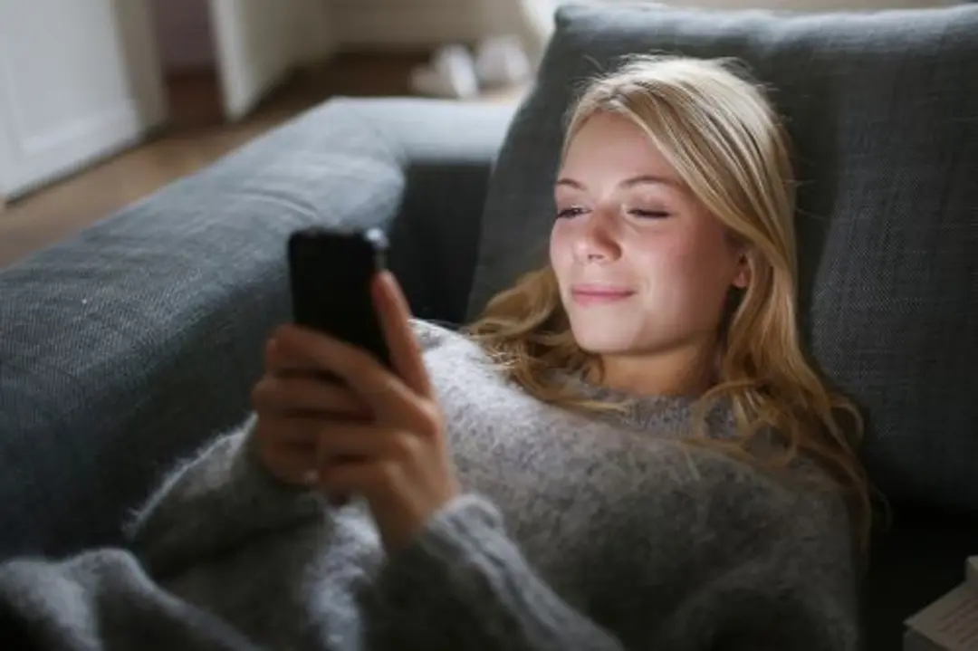 Frau_auf_Sofa_DyTa-500x333