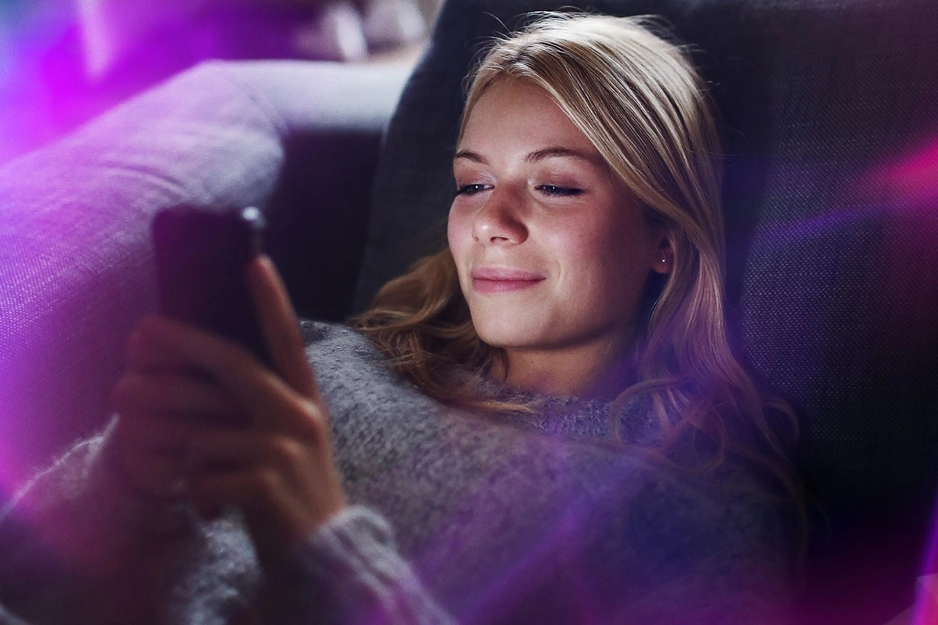 Frau schaut auf ihr Smartphone